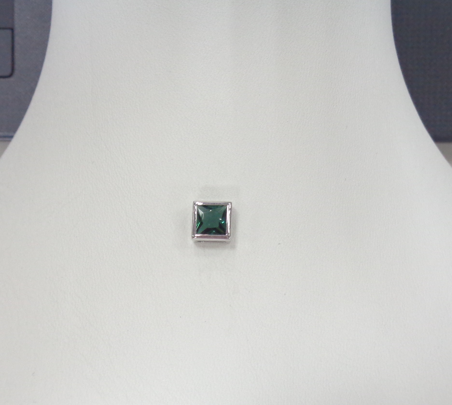 Серебряная подвеска с празиолитом